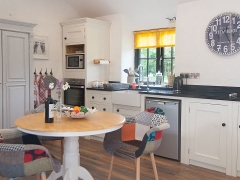 stable-conversion-holiday-let-kitchen